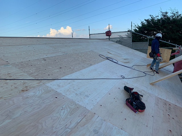 スレート屋根から横暖ルーフを使った屋根カバー工事を行いました！川口市屋根カバー工事　横暖ルーフαｓ　ニチハ　センタールーフ　スレートボロボロ　ガルバリウム鋼板　